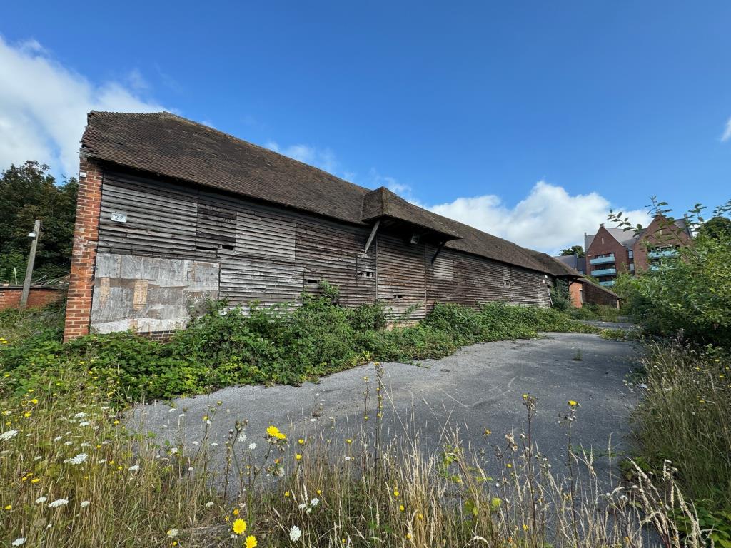 Lot: 109 - FREEHOLD BARN COMPLEX ON ALMOST THREE QUARTERS OF AN ACRE WITH POTENTIAL - The Long barn facing east